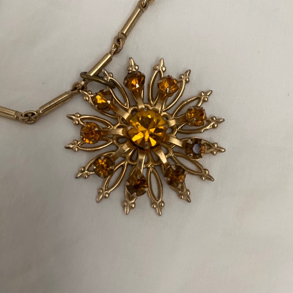 🌟 Vintage starburst necklace